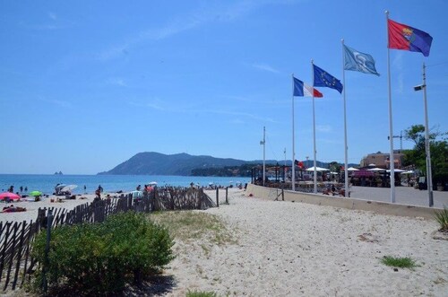 Large terrace of 30 m² with sea view! Private parking.