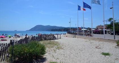 Large terrace of 30 m² with sea view! Private parking.