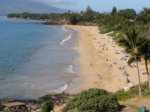 Una playa cerca, sillas reclinables de playa, toallas de playa