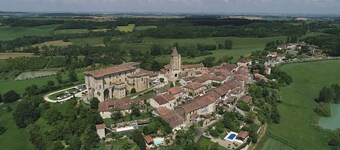 Belle rénovation d'une grange dans le village médiéval de Lavardens (Gers)