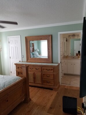 3 habitaciones, tabla de planchar con plancha, cuna de viaje y wifi