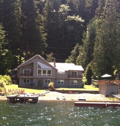 Bobbi's Beach House is a spacious waterfront home with something for everyone!
