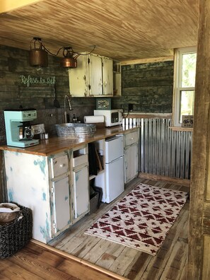 Interior - Horse Farm Retreat Creekside Tiny House, Sleeps 4 & Pet Friendly (Fayetteville)