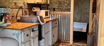 Horse Farm Retreat Creekside Tiny House, Sleeps 4 & Pet Friendly