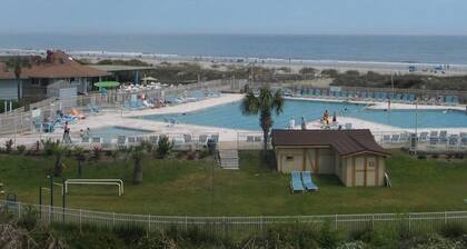 Steps to the beach! Newly Remodeled! New furniture. Avail