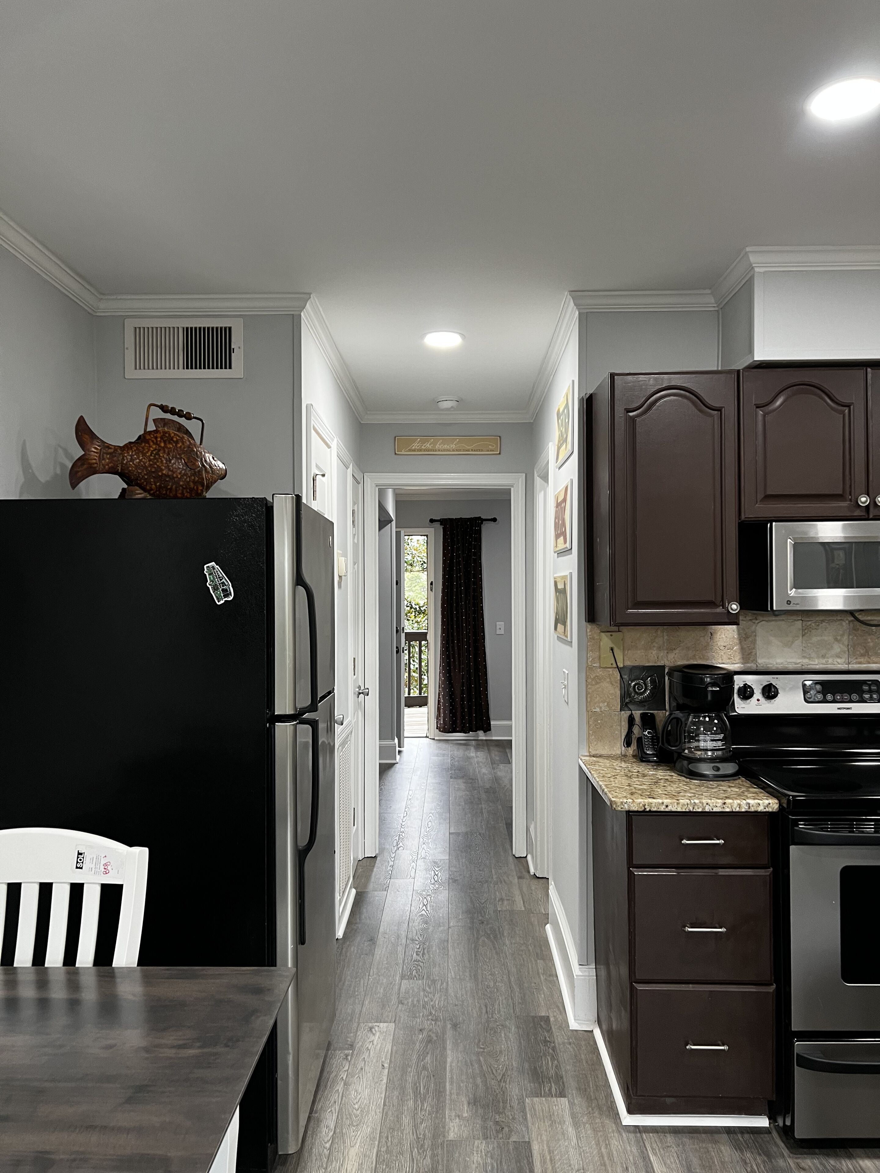 Kjøleskap, mikrobølgeovn, kokeplater og oppvaskmaskin