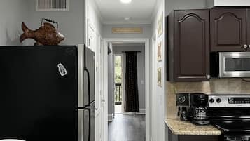 Kjøleskap, mikrobølgeovn, kokeplater og oppvaskmaskin