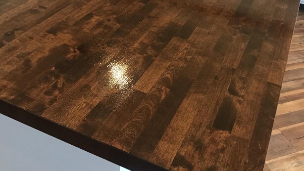 Una cocina con encimera de madera y armarios blancos.