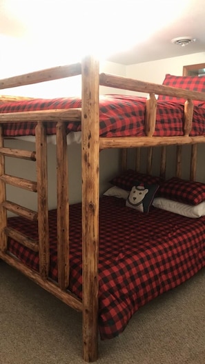 4 bedrooms, desk, bed sheets
