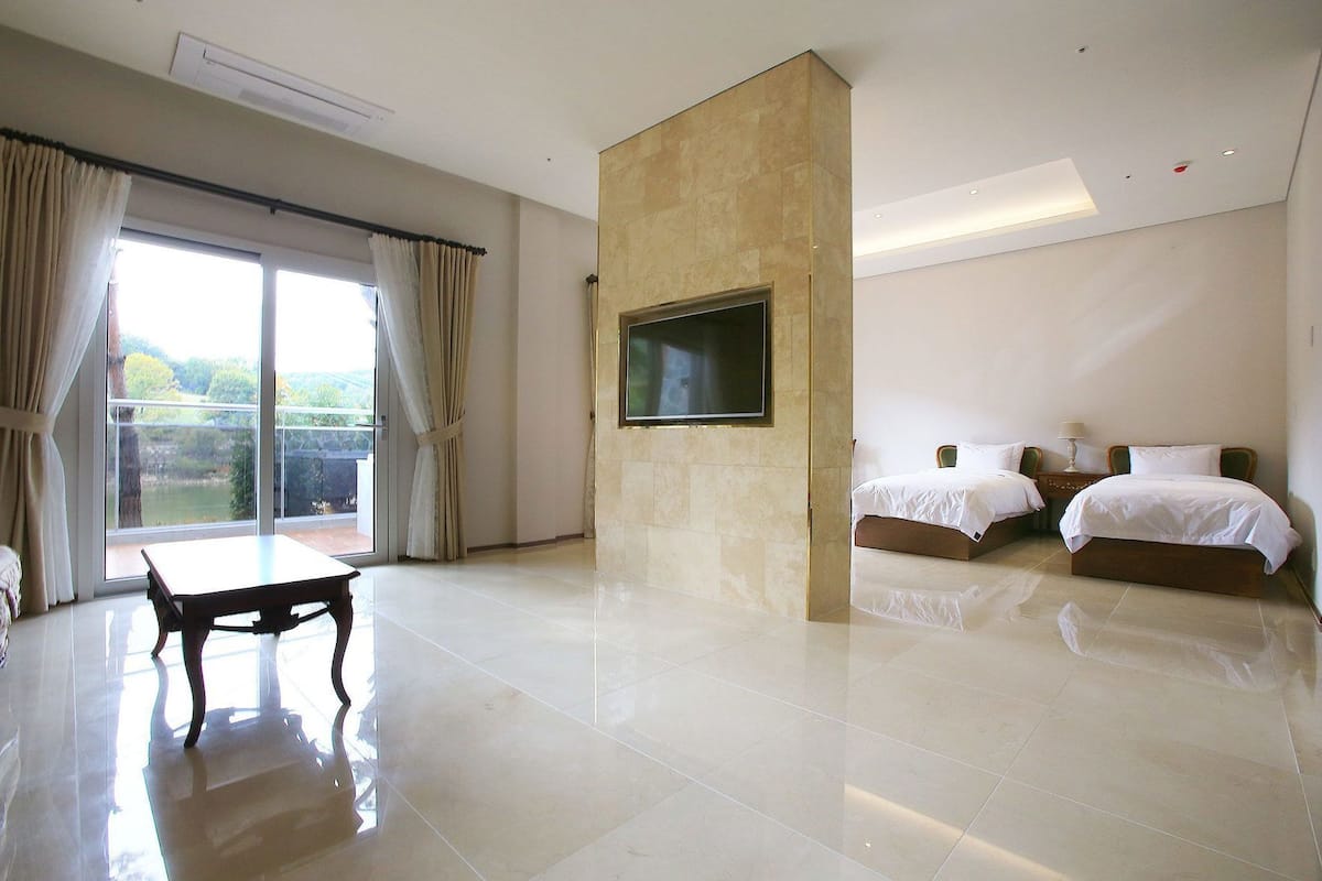 Ropa de cama de alta calidad, cortinas blackout y wifi gratis