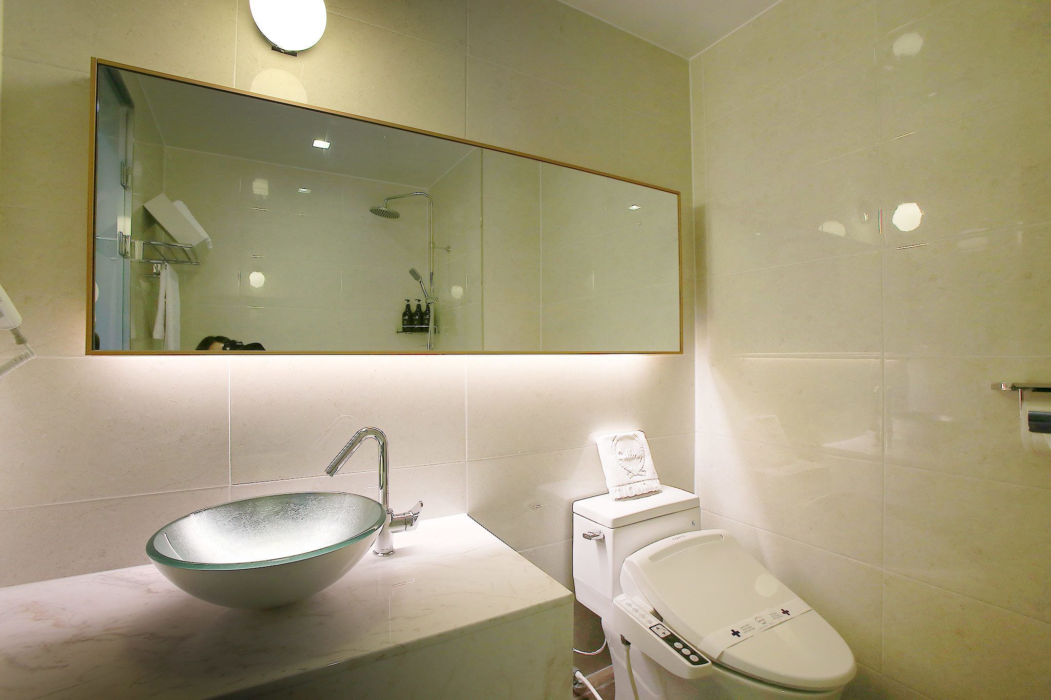 deluxe room | bathroom | combined shower/bathtub, free toiletries, hair dryer, bathrobes