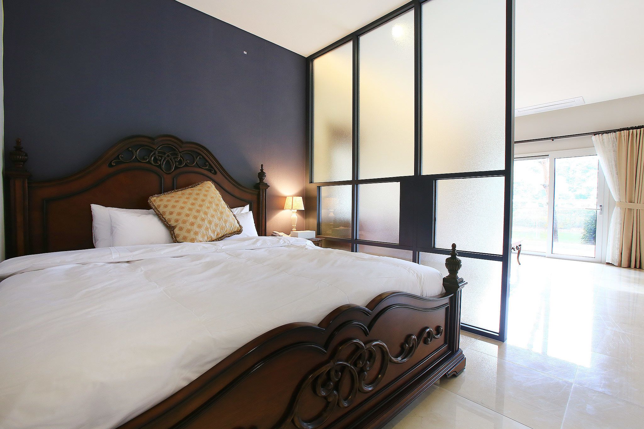 family room | 1 bedroom, premium bedding, blackout curtains, free wifi