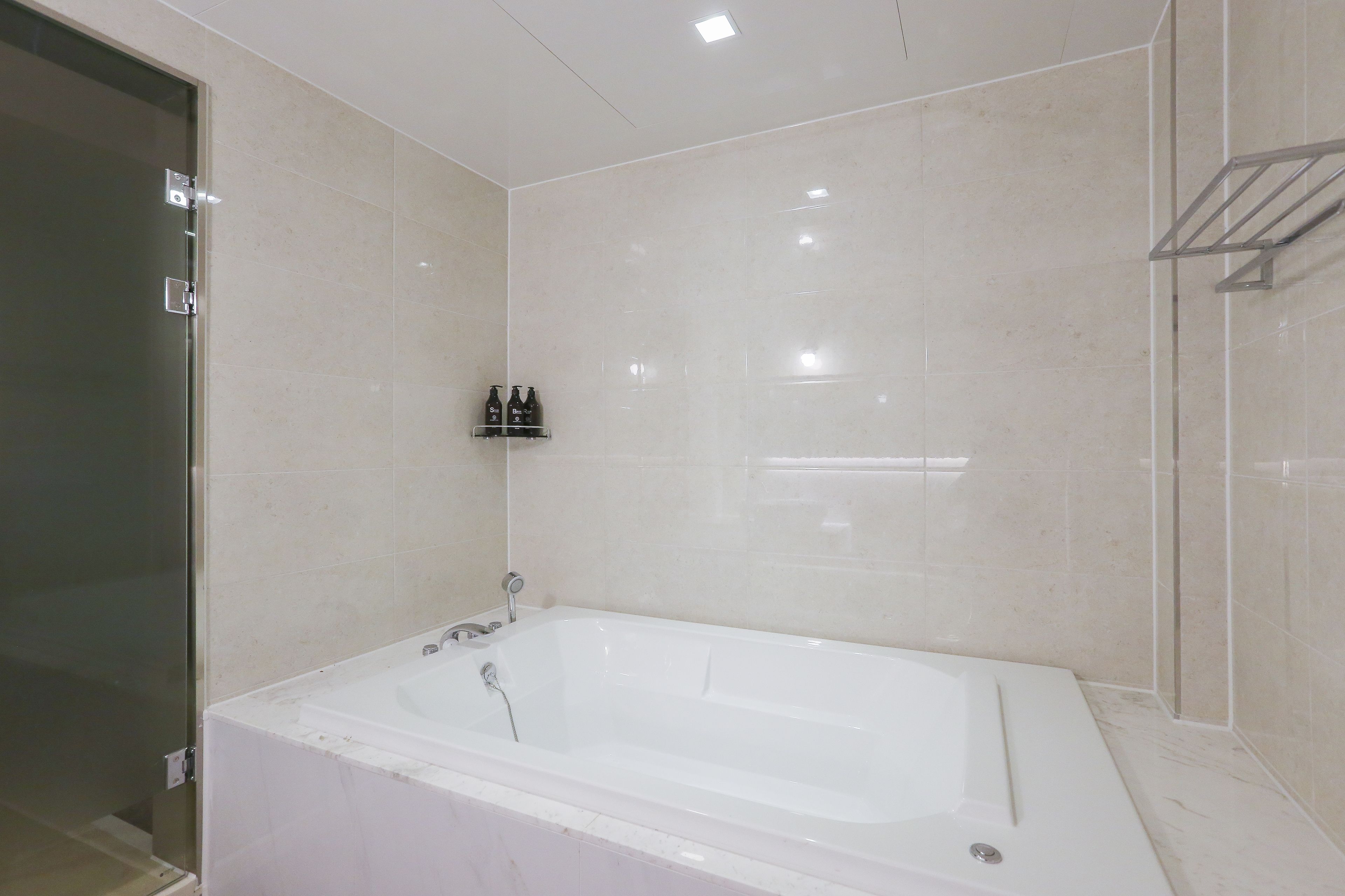 family room | bathroom | combined shower/bathtub, free toiletries, hair dryer, bathrobes