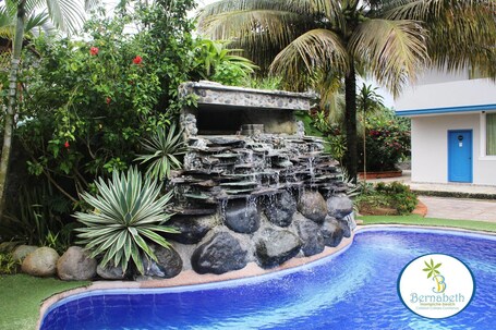 Cascada en la piscina