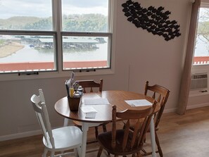 Private kitchen - Lake Breeze Resort  (Camdenton)