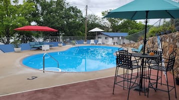 Außenpool (je nach Saison geöffnet), Sonnenschirme, Liegestühle