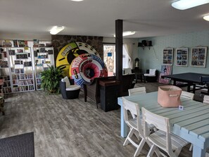 Lobby sitting area - Lake Breeze Resort  (Camdenton)