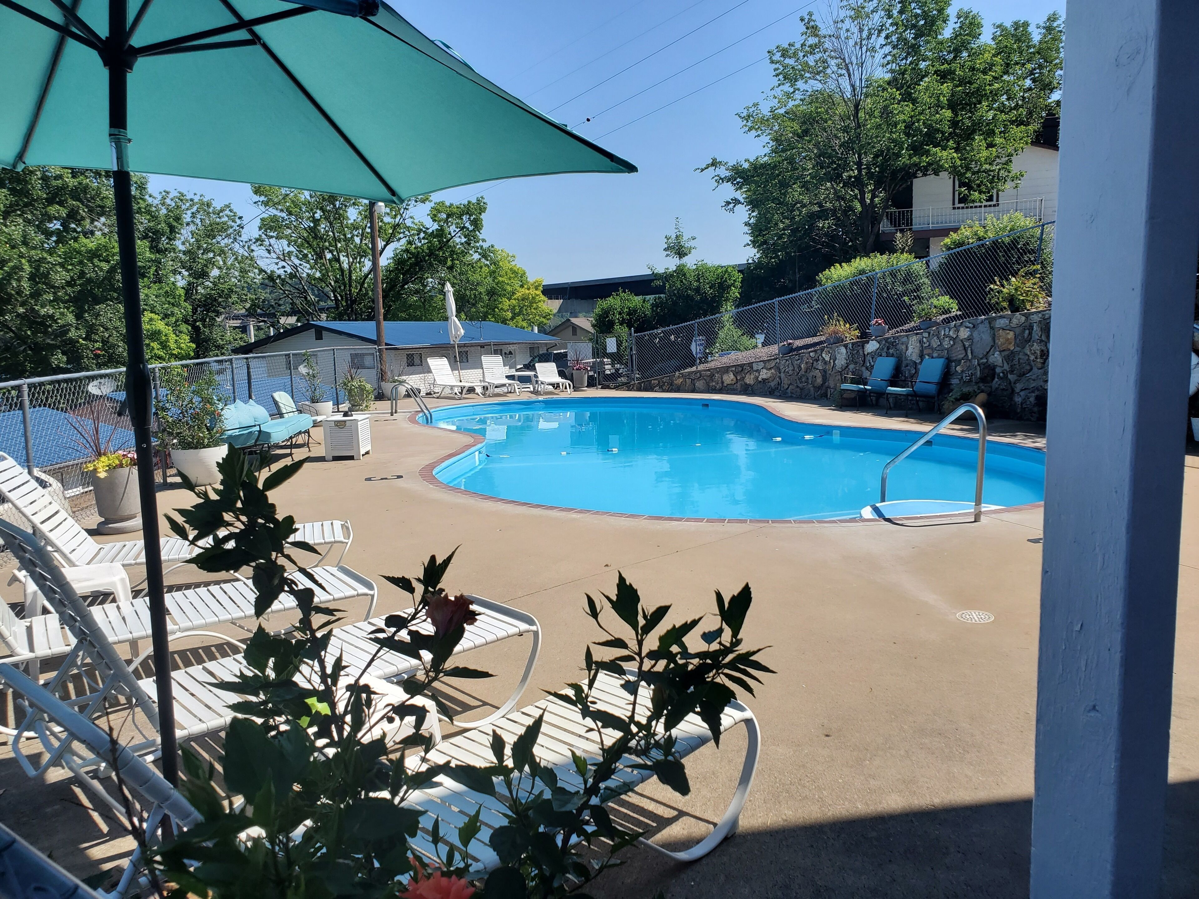 시즌별로 운영되는 야외 수영장, 10:00 ~ 22:00 오픈, 수영장 파라솔, 일광욕 의자