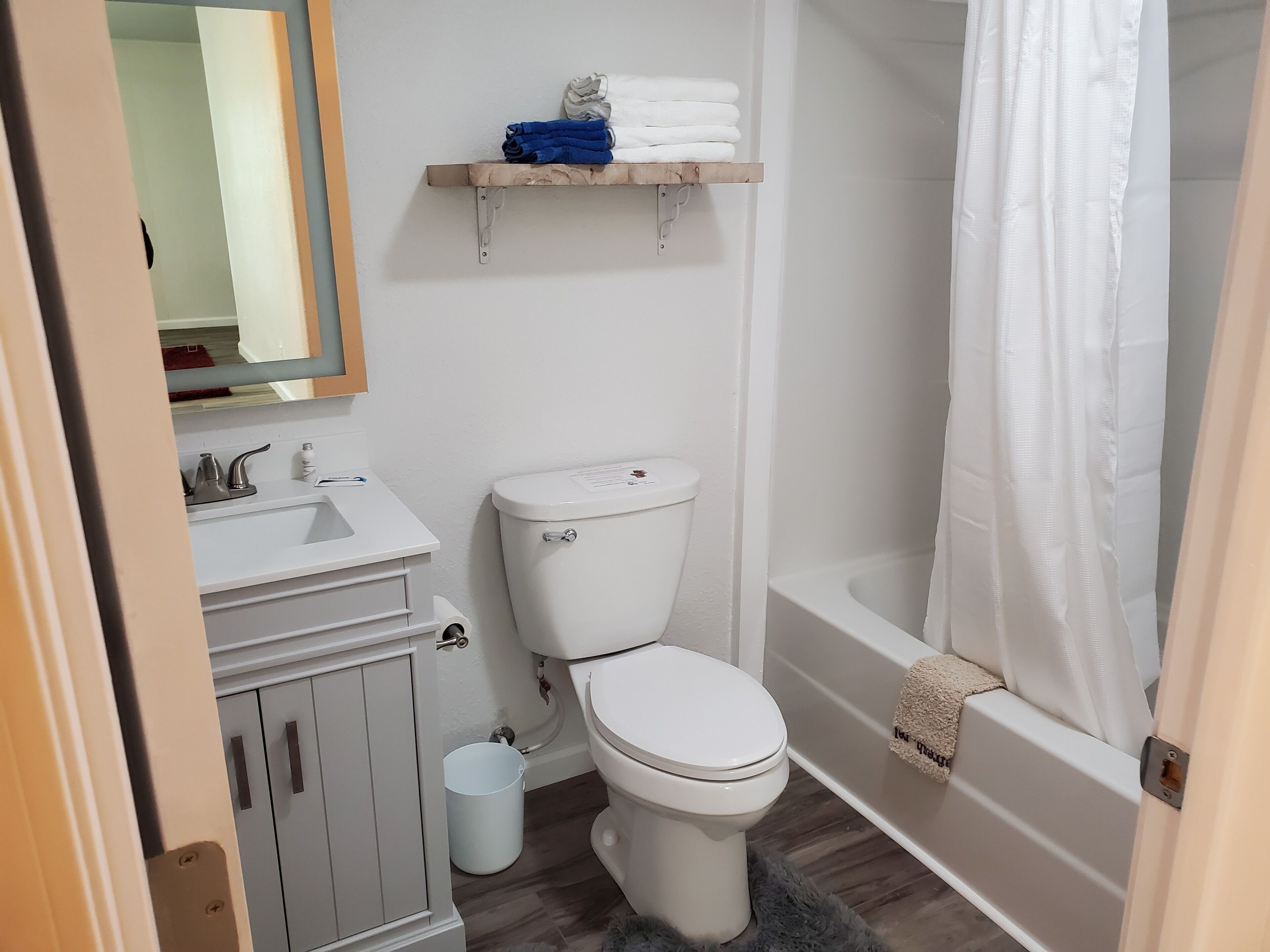 Un baño con inodoro, lavabo y zona de ducha.