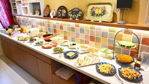 Un bufé con diversos platos y un revestimiento de azulejos.