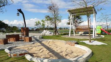 Lasten leikkialue ulkona