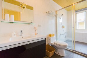 Quarto triplo família | Banheiro | Chuveiro, chuveiro com efeito de chuva, produtos de toalete grátis 