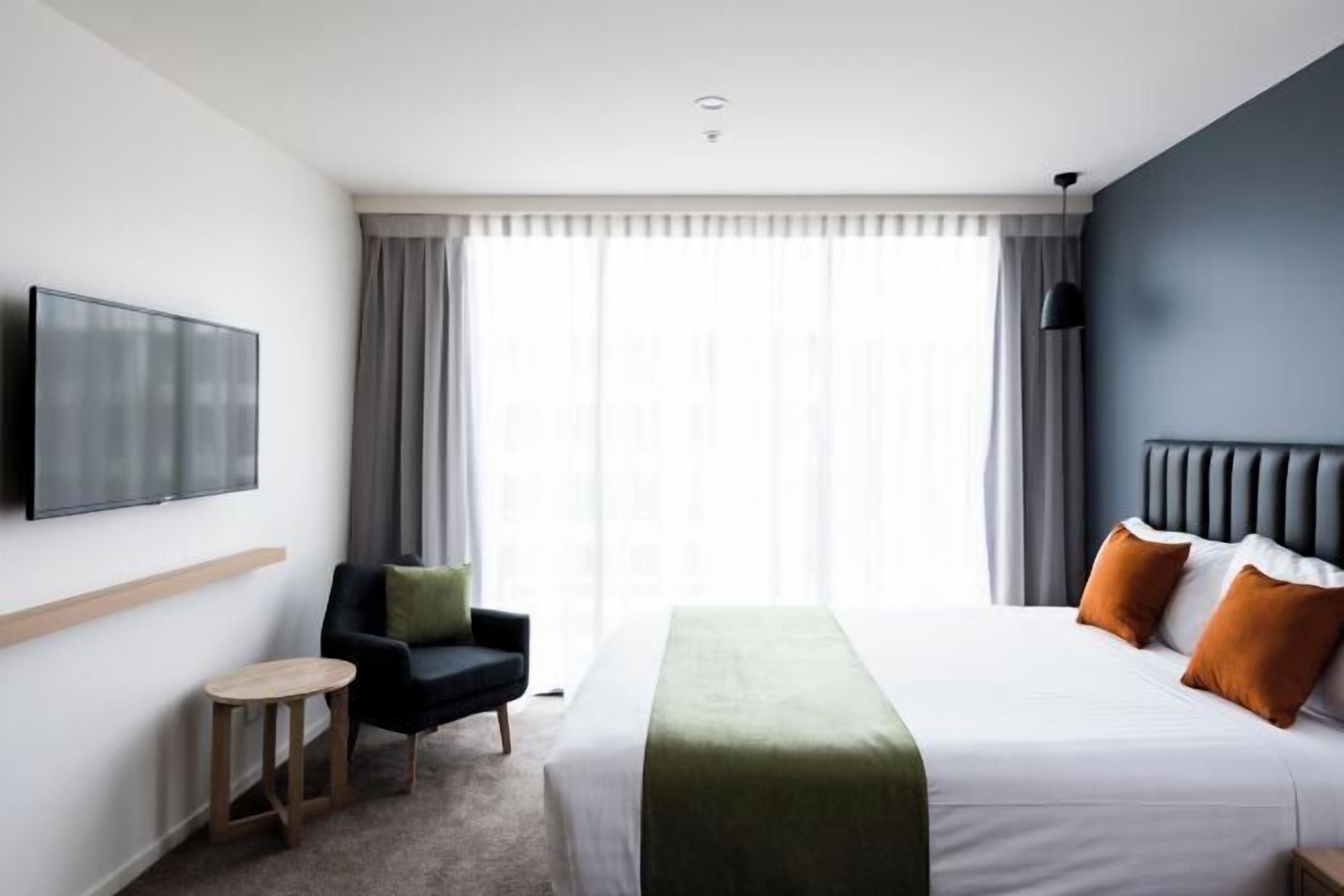 مساحة عمل للكمبيوتر المحمول وستائر تعتيم ومكواة/لوح كي وواي فاي مجانًا