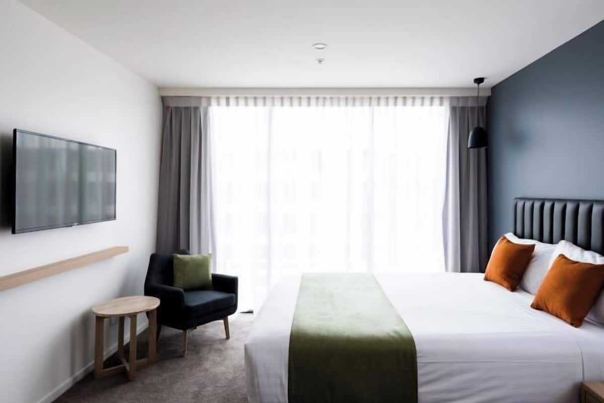 Een laptopwerkplek, verduisterende gordijnen