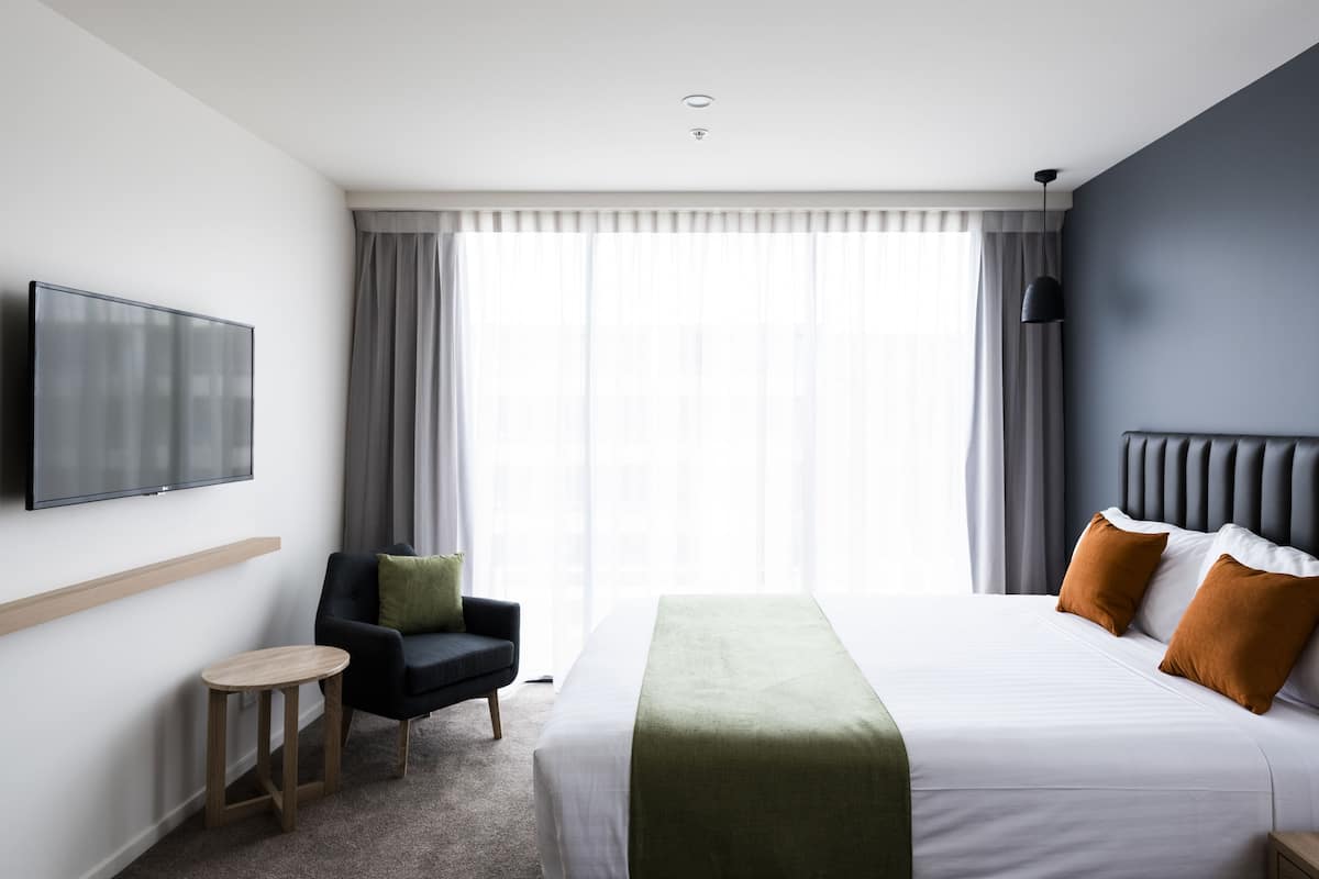 Laptop workspace, blackout curtains, iron/ironing board, free WiFi