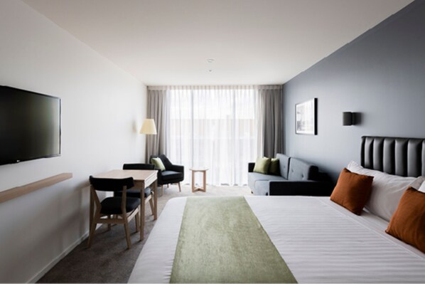 Laptop workspace, blackout curtains, iron/ironing board, free WiFi