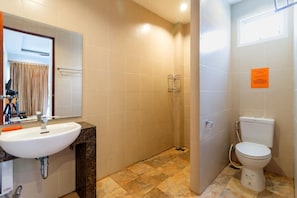 2 Bedrooms Villa | Baño | Ducha, artículos de higiene personal gratuitos y secador de pelo