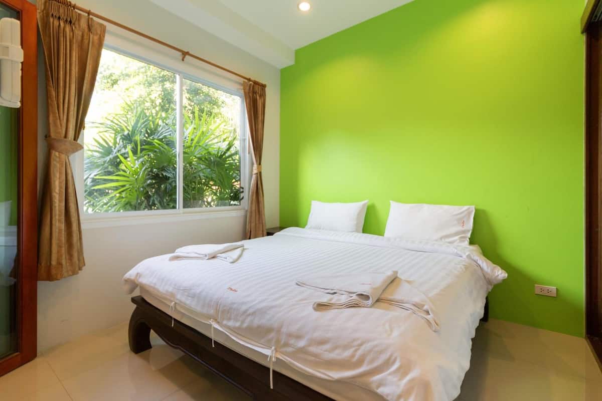Desk, iron/ironing board, free WiFi, bed sheets