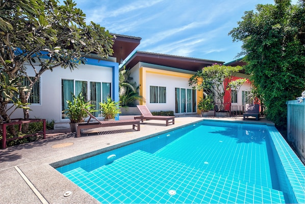 Una piscina al aire libre