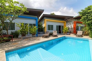 Una piscina al aire libre
