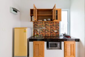 Geladeira grande, micro-ondas, cooktop, chaleira elétrica