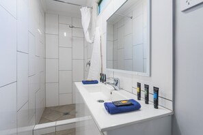 Estúdio standard, 1 cama Queen | Banheiro | Chuveiro, secador de cabelo, toalhas de banho 