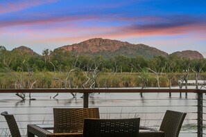 Terrace/patio - Kimberleyland Waterfront Holiday Park (Kununurra)