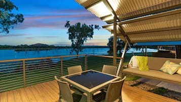 Hytte – deluxe, 1 queensize-seng, utsikt mot innsjø | Terrasse/patio