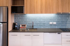 Geladeira grande, micro-ondas, cooktop, lava-louças