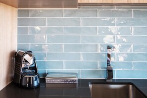 Refrigerador con freezer, microondas, placa de cocina, lavavajillas