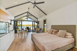Egyptian cotton sheets, premium bedding, individually furnished - Kimberleyland Waterfront Holiday Park (Kununurra)