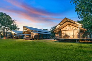 Terrace/patio - Kimberleyland Waterfront Holiday Park (Kununurra)