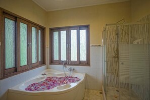 Luxury Villa, 3 Bedrooms, Private Pool, Garden Area | Deep soaking bathtub