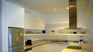 Full-size fridge, microwave, oven, stovetop - Mandala Condo - A204 by PIPS (Choeng Thale)