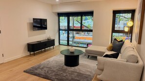 Appartement Design, 2 chambres | Coin séjour | Télévision à écran plat de 32 pouces avec chaînes numériques, télévision