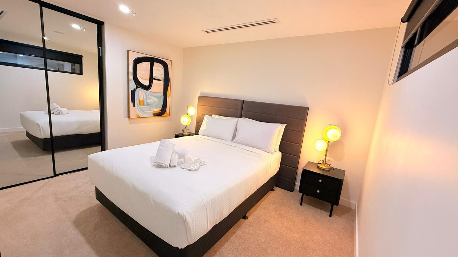 2 間臥室、布置獨特、筆電工作空間、遮光布/窗簾