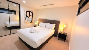 2 bedrooms, individually furnished, laptop workspace, blackout drapes - Absolute Collins (Melbourne)