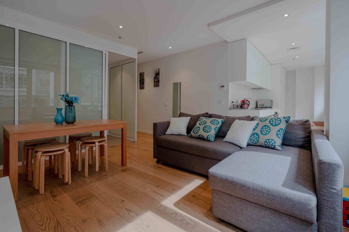 Apartamento familiar, 2 habitaciones, vistas a la ciudad (#915) | Zona de estar | Una televisión de pantalla plana, Netflix, servicios de streaming