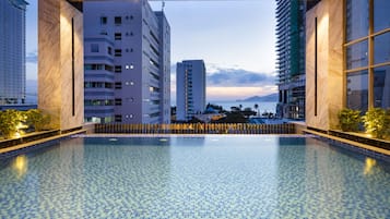 Indendørs pool, åben fra kl. 06.00 til kl. 22.00, liggestole