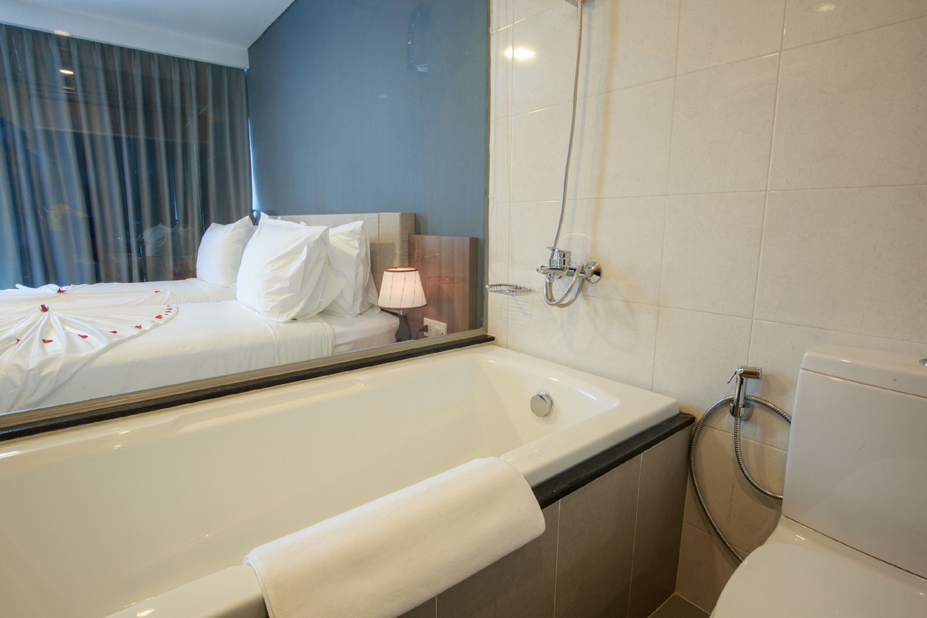 Un baño moderno con bañera, inodoro y ducha.